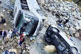 四川盐源县一旅游大巴侧翻坠河 车身变形玻璃全碎 已致8人受伤视频封面