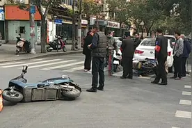 郑州一送外卖女子与老人相撞：电动车滑出数米，老人倒地站不起视频封面