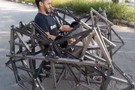 老外自制奇葩自行车，踩动踏板，分不清是单车还是机器人视频封面