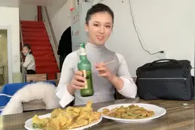 东北菜量有多大？平均10元能吃饱，有酒有肉，南方的餐馆不服不行视频封面