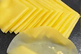 面粉里面打2个鸡蛋，教你做春饼皮，张张薄如纸还不破，柔软劲道