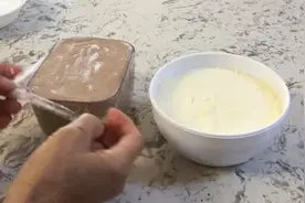 原味冰淇淋，教你在家自制巧克力冰淇淋，材料和做法都非常简单视频封面