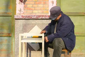 太厉害了！这才是真正的纯手工，看大叔如何将一棵树变成一把椅子视频封面