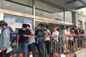 北京电动车上牌排出大长龙 带牌销售网点一站式服务可节约时间