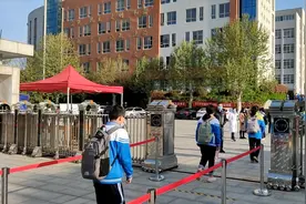 直击信阳初三开学首日：消毒通道保障学生安全，午餐禁止家长送餐视频封面