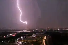 美国最大国旗被撕碎后，华盛顿纪念碑再遭雷劈 网友：不祥之兆？视频封面