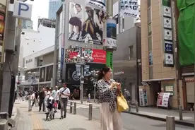 日本发展很不错的发达城市，马路狭窄，街貌和香港颇似视频封面