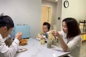 1岁半女儿突然变得挑食了，吃啥吐啥，阿爽怀疑是这个原因导致的视频封面