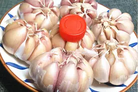 最近剥大蒜的方法火爆了，据说一分钟剥一大盘，真的这么神奇吗？视频封面