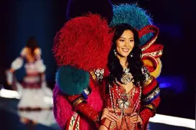 年薪2300万美元，全球模特排名第七！刘雯，中国模特界的骄傲视频封面