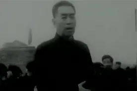 1966年邢台地震第二天，周恩来总理冒着余震赶赴灾区慰问群众