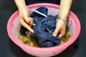 新买的牛仔裤别再用盐水洗，用这种水泡10分钟，穿到烂也不会褪色视频封面