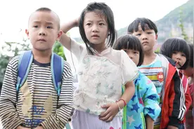 贵州农村的山区小学：一半是留守儿童，每天自己走路上学视频封面