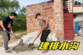 标歌自己动手建排水沟，方便盖上井盖，第一次砌砖，技术不错