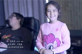 混血小娃奶声奶气唱歌，超好听的英文萌翻了