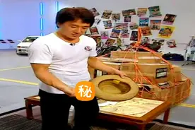 成龙电影中经典的帽子玩法，龙叔技术这么好，原来是有诀窍的！