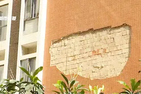 小区外墙砖脱落严重 物管申请使用维修基金进行修缮 业主很不满视频封面