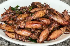 家乡姜葱香煎鱿鱼筒，出锅外香里嫩，鲜甜美味，吃到撑都还想吃