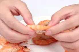 原来剥虾这么简单，学会这技巧，虾壳轻松脱落，干净不脏手，真棒