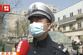 交警加大违停治理 催挪十分钟不走将贴条