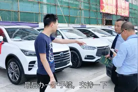 深圳打工小伙26万提新车，直接上深圳牌，上班不用骑小电驴了，爽视频封面