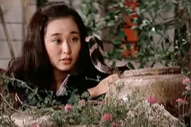 女孩养了一条蛇，不仅能听懂人话，还会捉老鼠