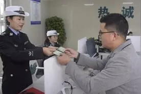 交警提醒：换驾驶证不用去车管所了，这个地方10分钟搞定，不排队视频封面