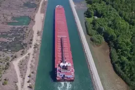 长362米！中国造世界最大散货船，吨位比美国航母大6倍视频封面