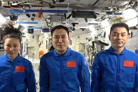 距地球400公里的太空！神十三航天员太空发来新春祝福视频封面