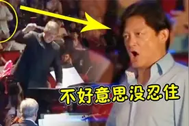 外国音乐会响起《我的祖国》，全场华人大声跟唱，老外听“懵”了视频封面