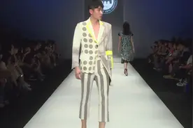 时装：春夏款浅色男士西装，九分裤搭配小白鞋，刚好露出脚踝视频封面