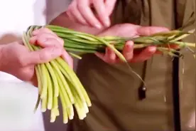 蒜苗这么挑拣，不用掐不用捏，随便一眼就知道老嫩