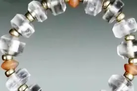 大爷带一串手镯鉴宝，说是自己花100元在地摊上买的，专家：神人