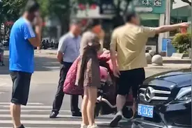 奔驰车与电动车发生剐蹭 奔驰男狂骂对方“你真穷”视频封面