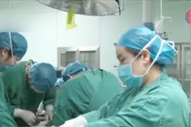 挺着大肚子，还插着吸氧管！孕妇护士坚守岗位，参与手术让人感动视频封面