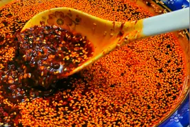 正宗重庆油辣子的秘制配方，色泽红亮，香味浓郁，全部免费教给你视频封面