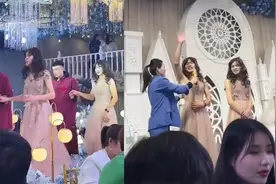 男子在发小的婚礼上当伴娘，穿着裙子自信登台，一开口惊艳全场视频封面