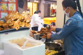 福建大姐卖鸡腿20年，1个10元卖完收摊，半天卖近万元 家乡的味道视频封面