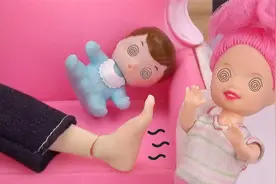 爸爸的脚丫有多臭？两个宝宝都被臭晕视频封面