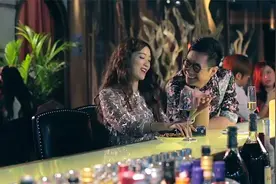 酒吧爆笑名场面，大鹏酒吧撩于莎莎，竟被于莎莎反撩带回了家！视频封面