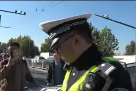 交警突击检查大量送餐小哥无证驾驶，现场视频曝光