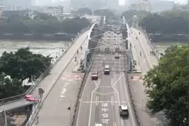 广州海珠桥恢复通行，有市民驾驶电动自行车、步行跨桥返工视频封面