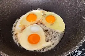 煎鸡蛋时，别直接下锅，多加一步，鸡蛋不粘锅不破散，鲜香又滑嫩