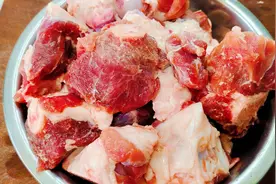 家常炖大骨头最忌直接焯水，教你正确做法，骨头不腥又软糯，真香