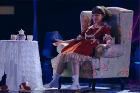 达人秀：真人芭比娃娃个性十足，机械舞惊艳全场，评委一直点赞！视频封面