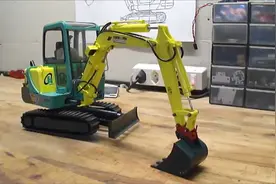 手工自制微型挖掘机，多功能挖机换个头变成电镐。是个高级玩具