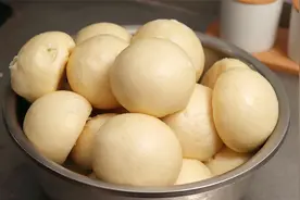 蒸馒头时，冷水蒸还是热水蒸好？牢记这3点，馒头松软香甜不塌皮