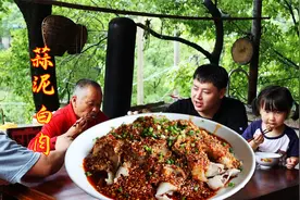 罗哥带了一大块猪肉，德哥做蒜泥白肉吃，肥而不腻麻辣过瘾