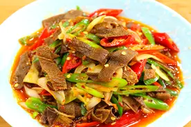 川菜师傅教你火爆毛肚，比烫火锅还好吃，急火短炒吃起来脆爽下饭