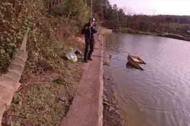 跟80岁老人学钓鱼，用的饵料很特别，专门钓大货视频封面